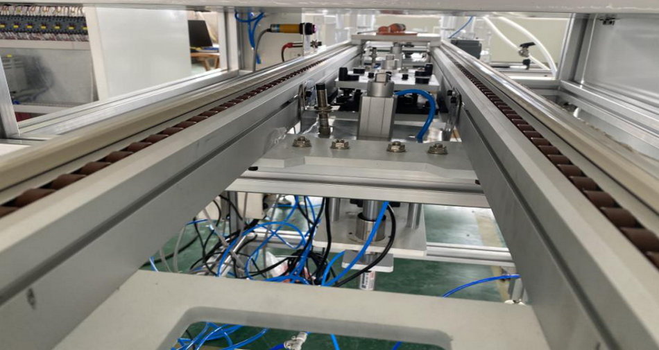 精城特瓷陶瓷橡膠復(fù)合襯板硫化噴膠線(xiàn)